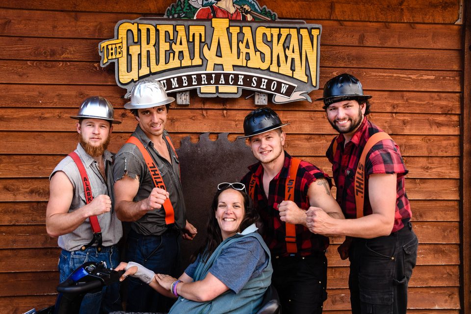 Lystravel-du-lich-Alaska-Great-Alaskan-Lumberjack-Show
